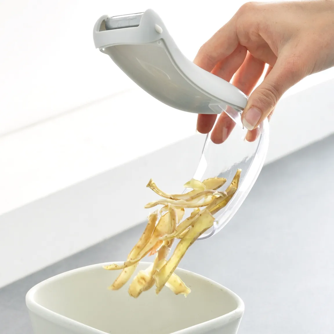 New Tempsl Eplucheur avec réservoir